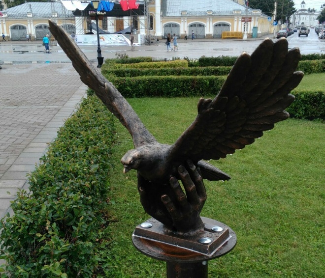 Кострома голубков. Памятник голубю в Костроме. Статуя голубя в Костроме. Кострома Сусанинская площадь голубь мира. Голубь на сковородке Кострома.